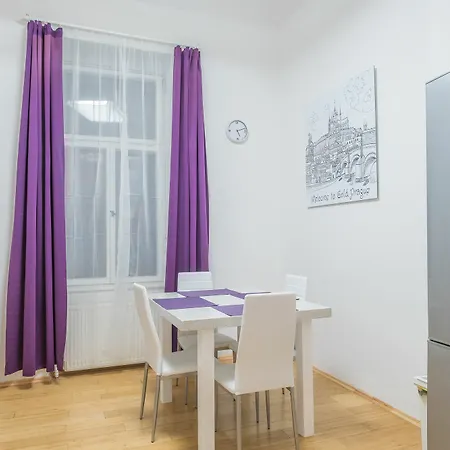 Resslova By The Dancing House Apartment